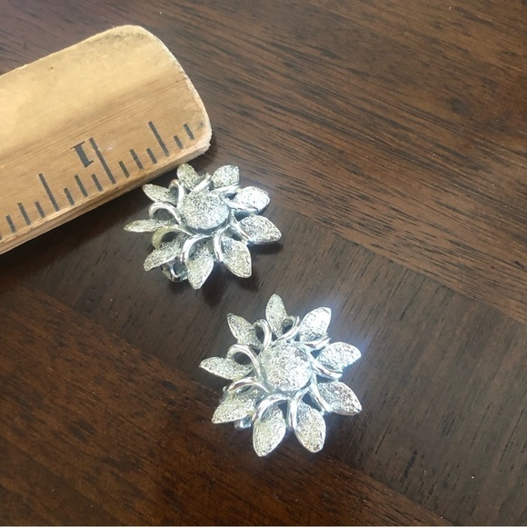 Vintage ClipOn Earrings - Picture 5 of 5